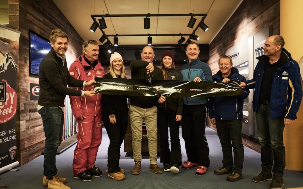 Stöckli expandiert nach Österreich Am Eröffnungstag (v.l.n.r.): Markus Sailer (Stöckli Distributor Österreich), Hans Purtscher (Skischulleiter Serfaus), Pia Patscheider, Franz Patscheider (Inhaber Patscheider Sport GmbH), Eva Patscheider, Marc Gläser (CEO Stöckli Swiss Sports AG), Georg Geiger (GF Seilbahn Komperdell), Stefan Mangott (GF Seilbahn Komperdell). – Foto: zvg