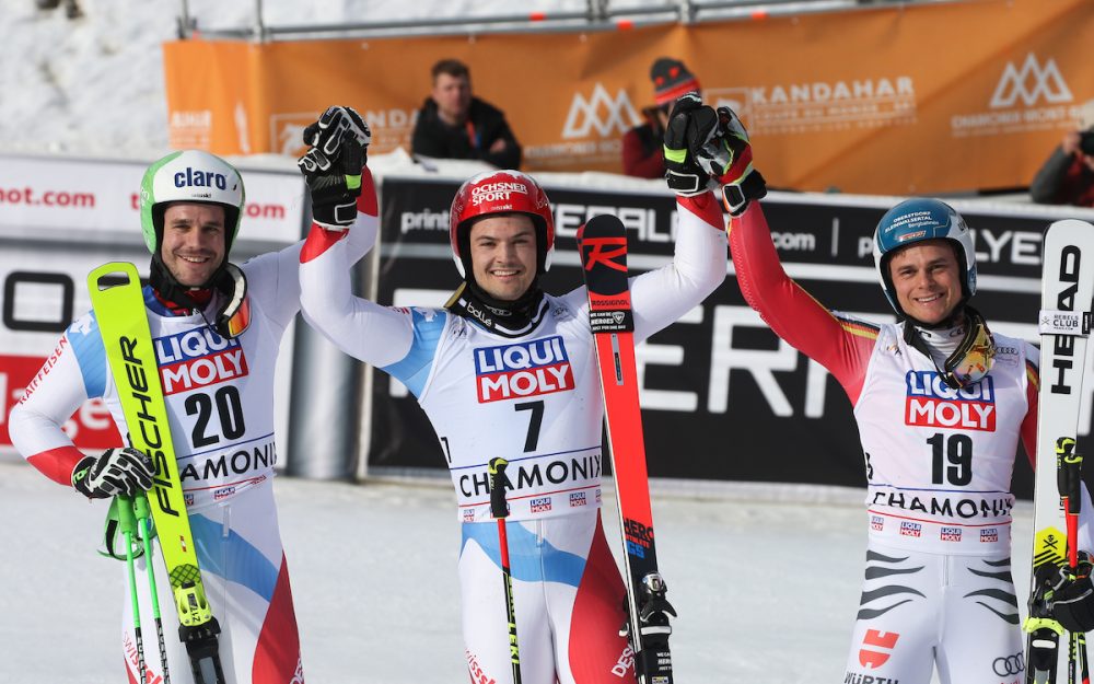 Loic Meillard (Mitte) feiert mit Thomas Tumler (rechts) und Alexander Schmid seinen ersten Weltcupsieg. – Foto: GEPA pictures