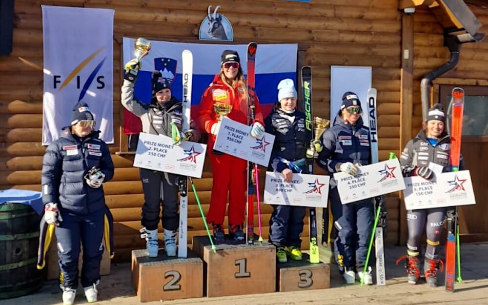 Und wieder lächelt Melanie Meillard vom obersten Podest Melanie Meillard steht zum zweiten Mal innerhalb von 24 Stunden auf dem obersten Treppchen. – Foto: Swiss Ski