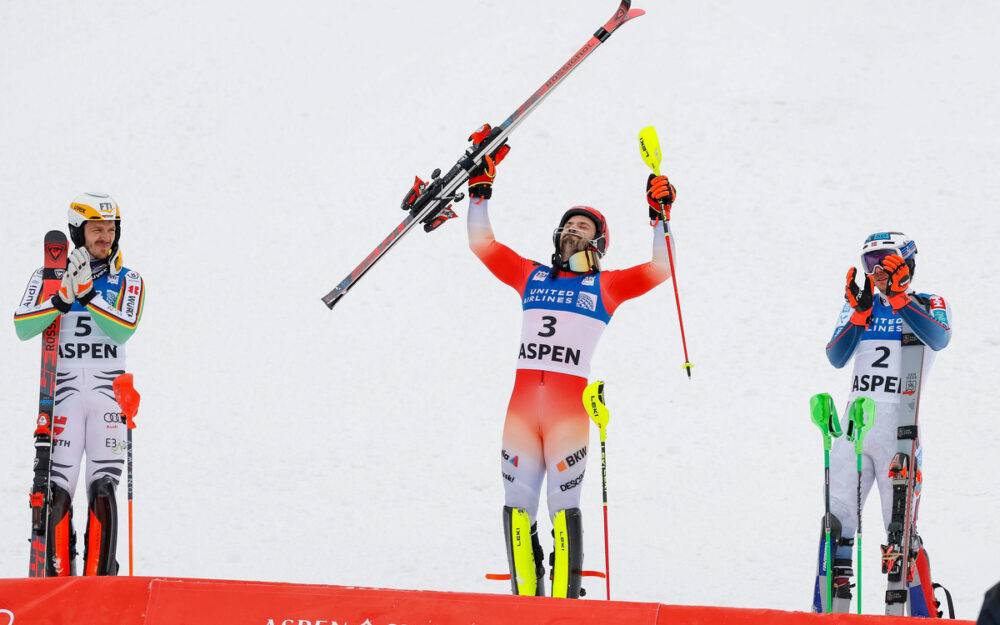 Loic Meillard (Mitte) gewinnt in Aspen seinen Weltcup-Slalom vor Linus Strasser (links) und Henrik Kristoffersen. – Foto: GEPA pictures