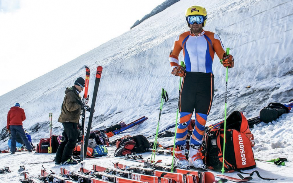 Als Kaaskop vom Plastik-Teppich auf die Olympia-Piste Die Qual der Wahl – Maarten Meiners sucht auf dem Stilfserjoch das schnellste Arbeitsgerät. Fotos GEPA pictures / zvg