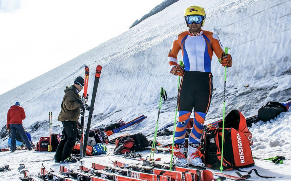 Die Qual der Wahl – Maarten Meiners sucht auf dem Stilfserjoch das schnellste Arbeitsgerät. Fotos GEPA pictures / zvg