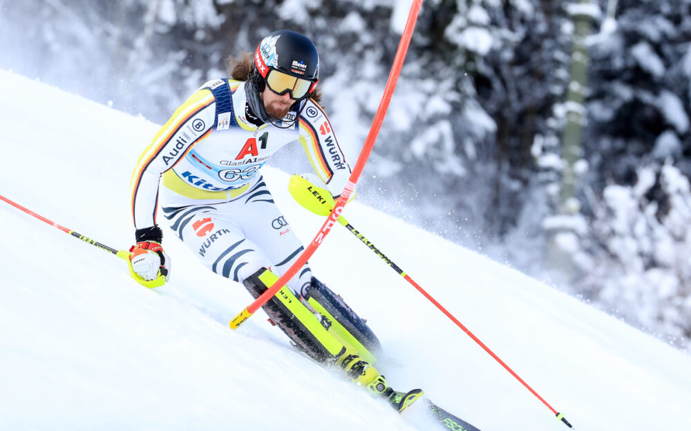Adrian Meisen, hier beim Weltcup-Slalom in Kitzbühel, ist mit einem Sieg in den Wettkampfwinter 2023/24 gestartet. – Foto: GEPA pictures