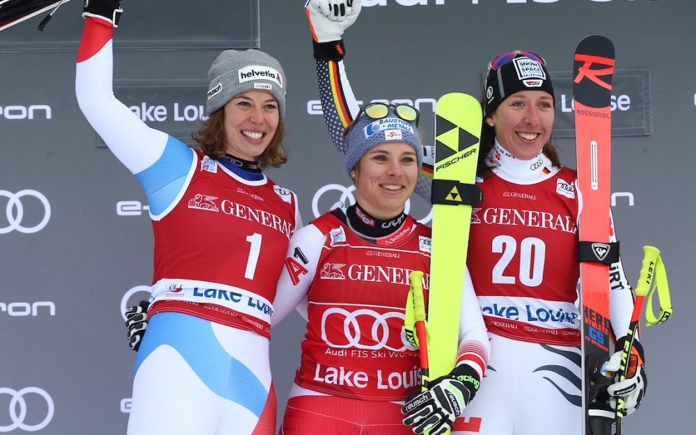 Tag der Premieren in Lake Louise Nicole Schmidhofer (1.) wird von Michelle Gisin (links) und Kira Weidle (rechts) flankiert. – Foto: GEPA pictures