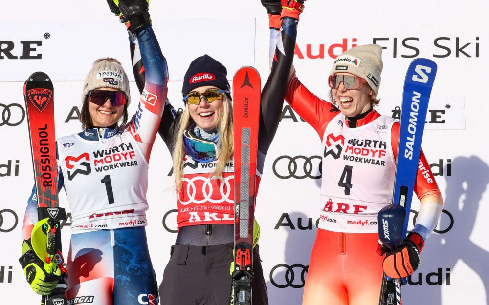 Mikaela Shiffrin (Mitte) gewinnt in Are ihr 96 Weltcup-Rennen vor Zrinka Ljutic (links) und Michelle Gisin. - Foto: GEPA pictures