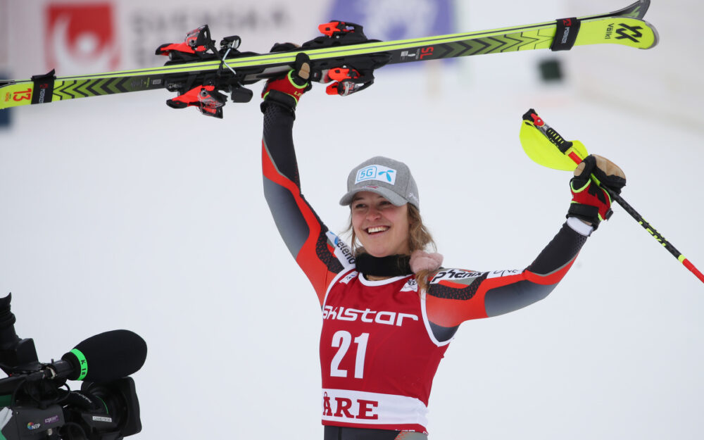 Jubelt Mina Fuerst Holtmann im Winter 2022/23 mit roten Skiern in der Hand? – Foto: GEPA pictures