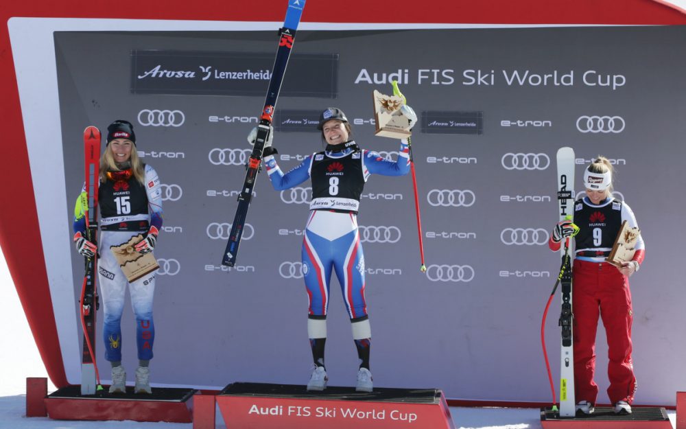 Mikaela Shiffrin, Romane Miradoli und Lara Gut-Behrami (v.l.) bei der Siegerinnenehrung. – Foto: GEPA pictures