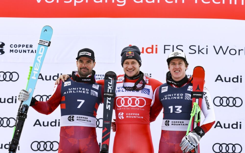 Und wieder steht Marco Odermatt nach einem Weltcup-Rennen in der Mitte – zum 47. Mal. Diesmal wird er von Vincent Kriechmayr (links) und Raphael Haaser flankiert. – Foto: GEPA pictures