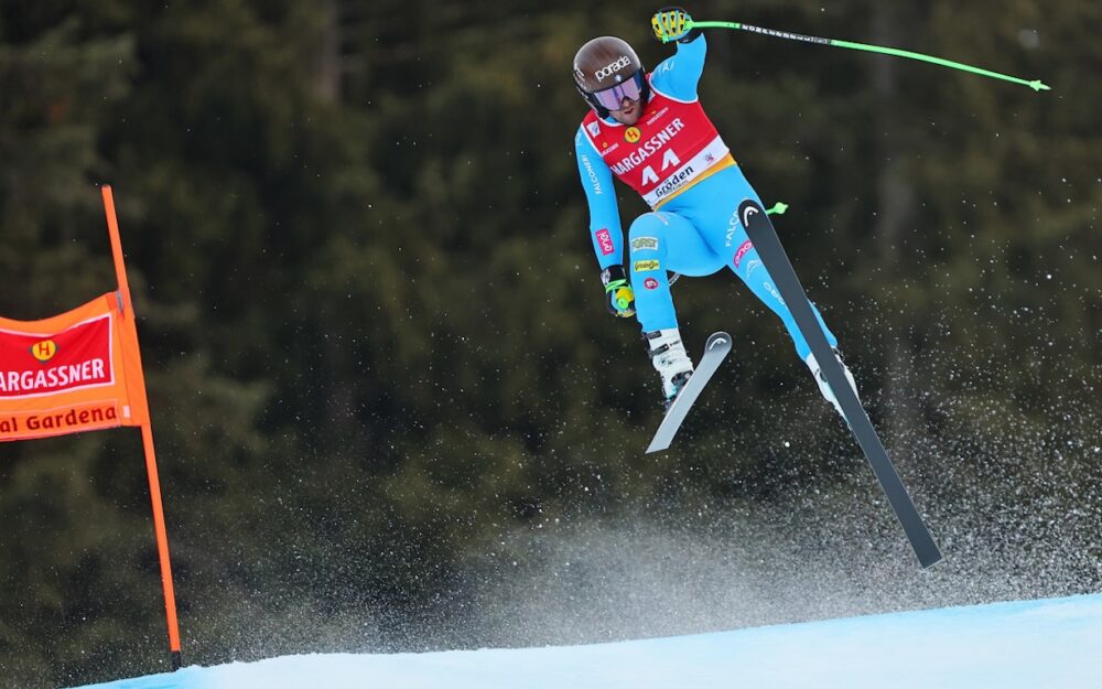 Im Anschluss an diesen Sprung verletzte sich Nicolo Molteni am Knie. – Foto: GEPA pictures