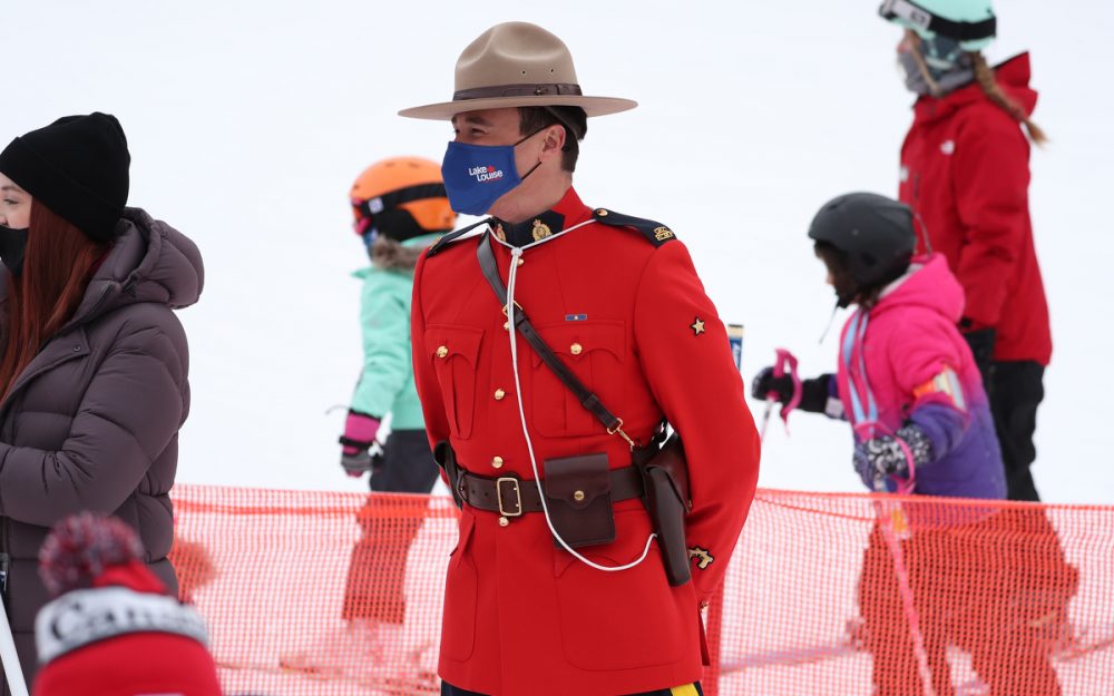 Das Mitglied der Royal Canadien Mountad Police schmunzelt unter der Maske zu Unrecht: das Rennen hat abgesagt werden müssen. – Foto: GEPA pictures