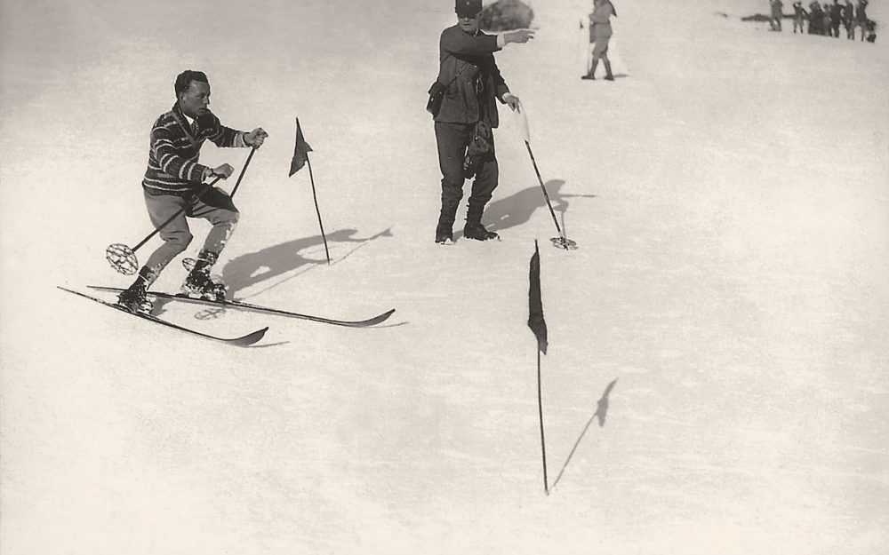Arnold Lunn (Bildmitte) weis Walter Amstutz den Weg durch die Slalomtore. Die Aufnahme stammt zirka aus dem Jahr 1925. 