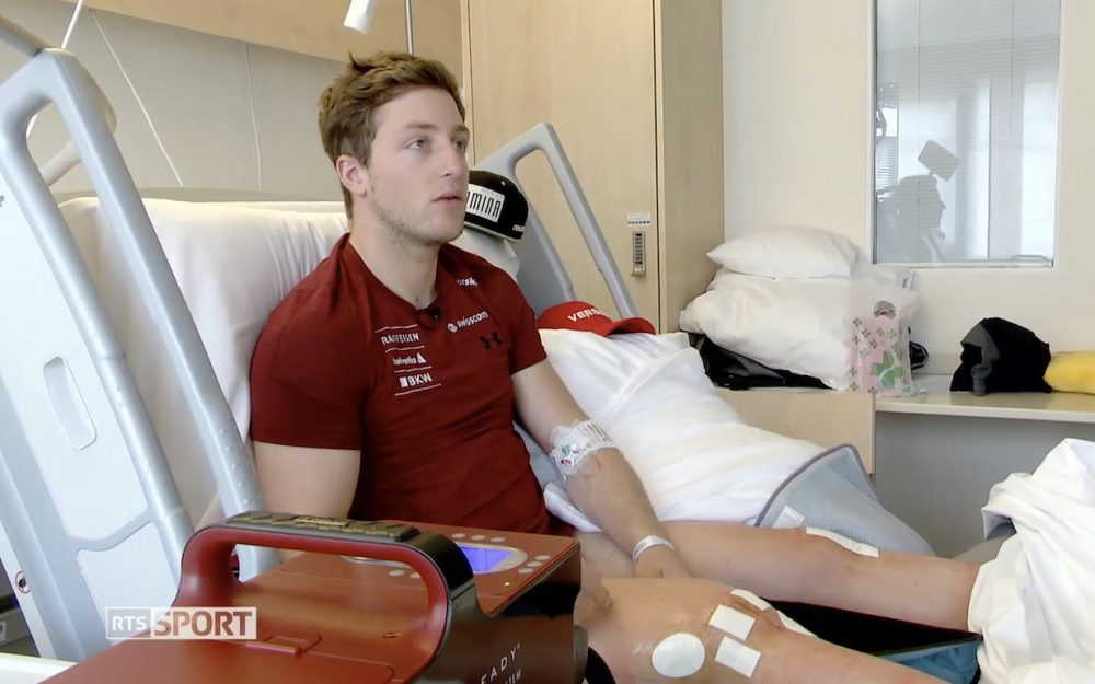 Justin Murisier: „Karriere beenden? Nein, ich will Skirennfahrer sein“ Justin Murisier gibt im Spital von Meyrin dem Schweizer Fernsehen RTS ein Interview. – Foto: Screenshot