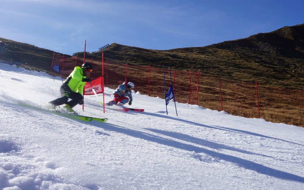 Michael von Grünigen und Lars Rösti weihen die Snowfarming-Piste ein. – Foto: zvg