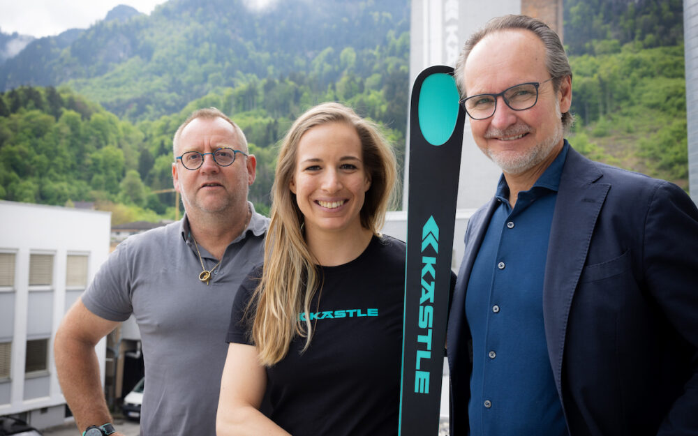 Weltmeisterin Jasmine Flury ist neu auf Kästle-Skiern unterwegs Kästle-Rennchef Rainer Nachbaur, Weltmeisterin Jasmine Flury und Kästle-CEO Alexander Lotschak. – Fotos: Kästle GmbH