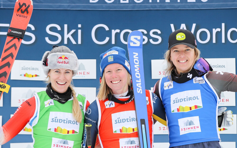Bei den Frauen holte sich Sandra Naeslund (Mitte) vor Fanny Smith (links) und Hannah Schmidt den Sieg. – Foto: GEPA pictures