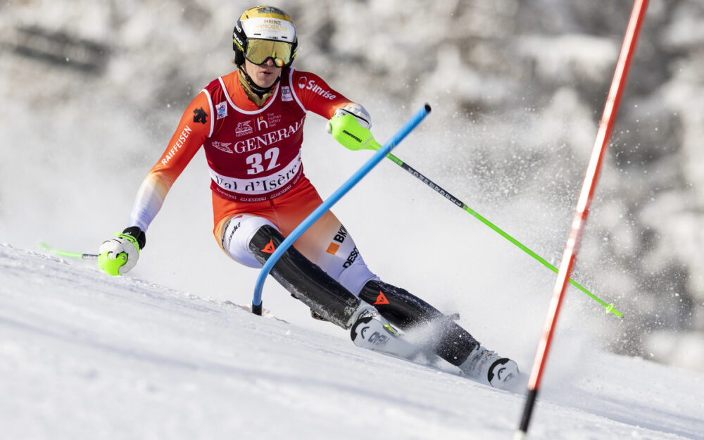 EC: Tangy Nef fährt sogleich wieder auf das Podest Tanguy Nef. – Foto: GEPA pictures