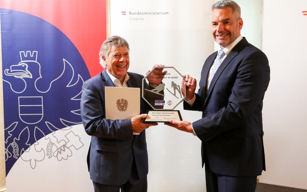 Innenminister ehrt ex ÖSV-Präsident Schröcksnadel Aus den Händen von Innenminister Karl Nehammer (rechts) nimmt Peter Schröcksnadel die Auszeichnung entgegen. – Foto: GEPA pictures