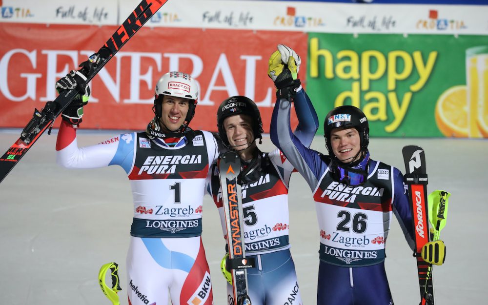 Noel Clement (Mitte) freut sich mit Ramon Zenhäusern (links) und Alex Vinatzer (rechts) über den Erfolg in Zagreb. – Foto: GEPA picutres