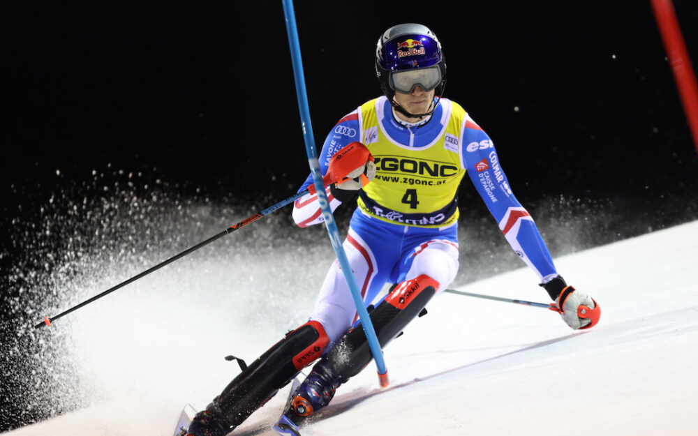 Hinter Leader Clement Noel ist es eng Clement Noel. – Foto: GEPA pictures