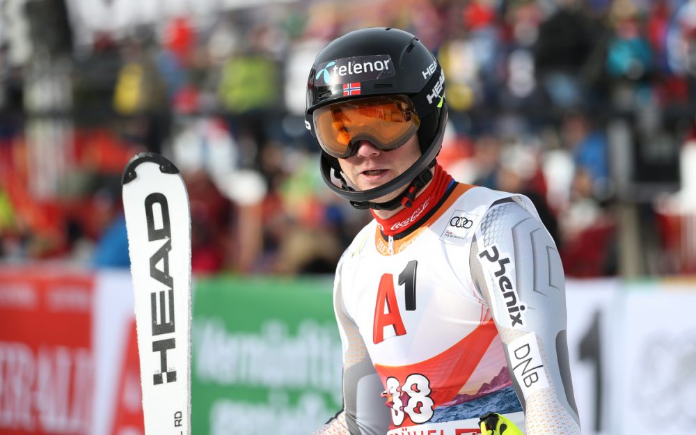 Jonathan Nordbotten stellt die Skier in die Ecke Jonathan Nordbotten. – Foto: GEPA pictures