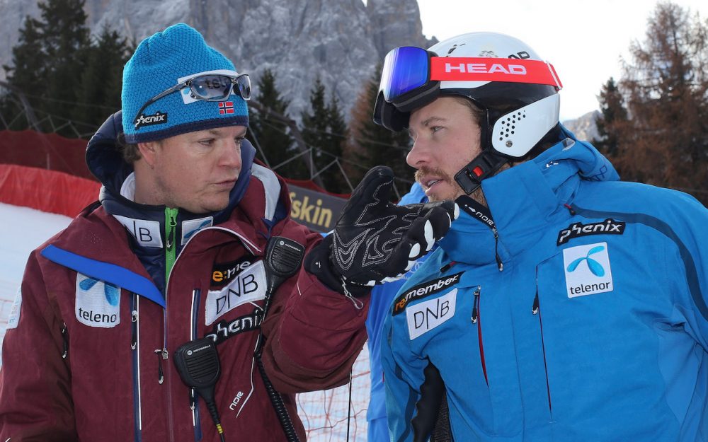 Reto Nydegger (links, im Gespräch mit Kjetil Jansrud) kehrt zu Swiss Ski zurück. – Foto: GEPA pictures