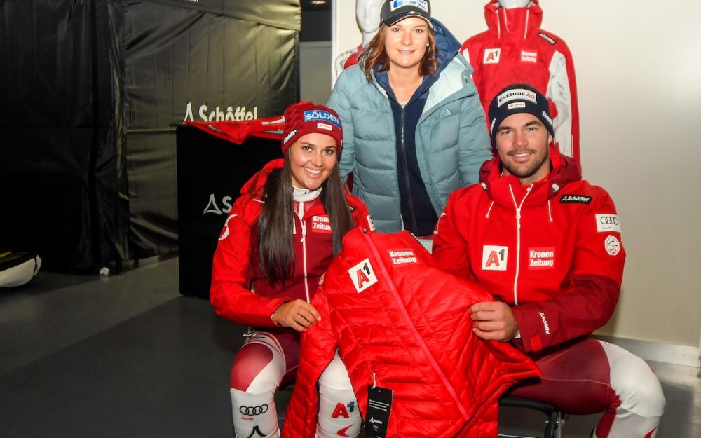 Franziska Gritsch, Ramona Siebenhofer und Vincent Kriechmayr freuen sich über die neue Bekleidung. – Foto: ÖSV/Erich Spiess