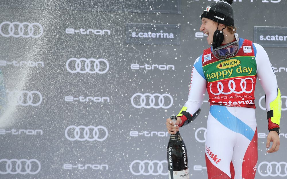 Marco Odermatt ist nach seinem Sieg in "Champagner-Laune". – Foto: GEPA pictures