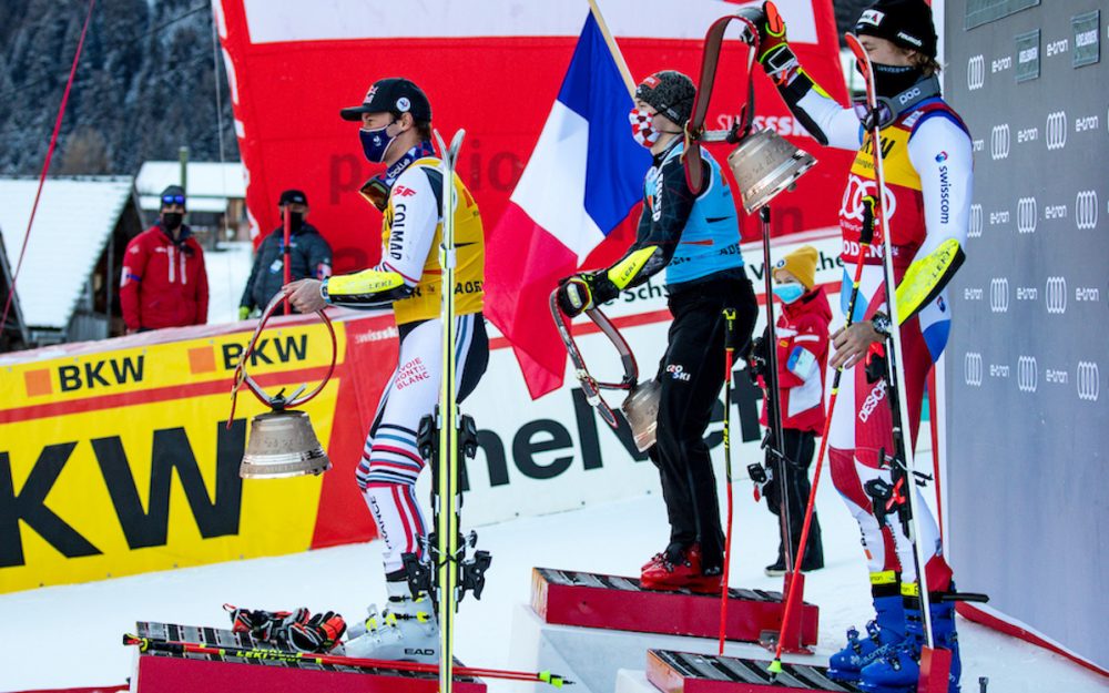 Alexis Pinturault, Filip Zubcic und Marco Odermatt (v.l.) testen den Klang der eben gewonnenen Glocken. – Foto: GEPA pictures