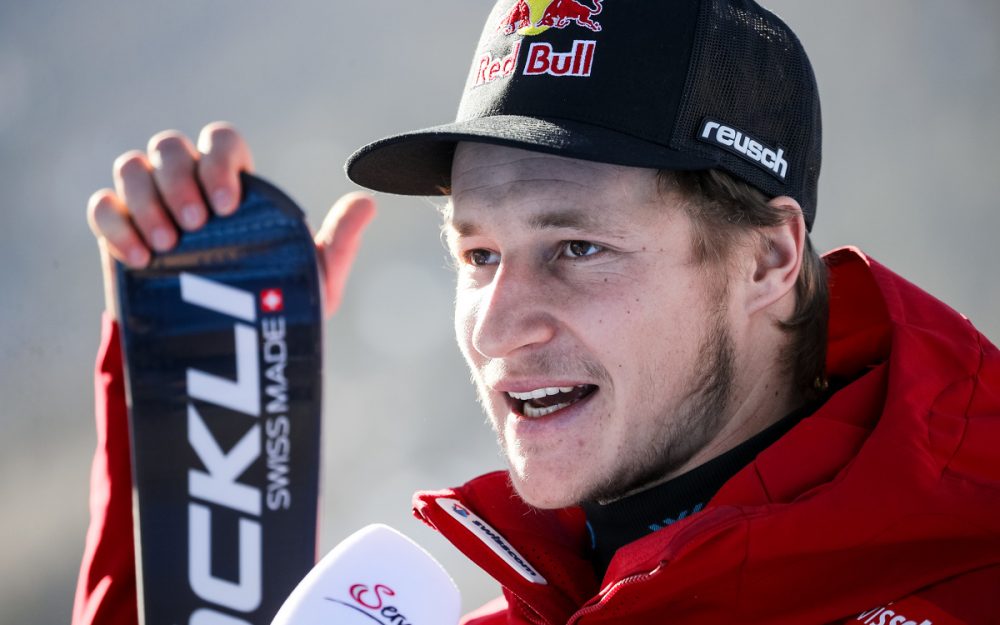 Marco Odermatt geht als Führender in die Pause von Val d’Isère Marco Odermatt kann beim Interview über eine gelungene Fahrt berichten. – Foto: GEPA pictures