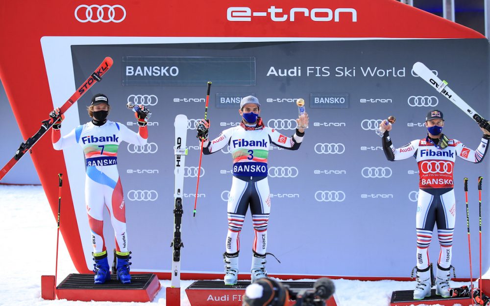 Matthieu Faivre (Mitte) gewinnt in Bansko den Weltcup-Riesenslalom vor Marco Odermatt (links) und Alexis Pinturault (rechts). – Foto: GEPA pictures