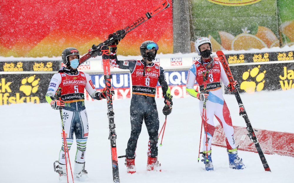 Filip Zubcic (Mitte) fährt von Platz 6 nach dem 1. Lauf zum Sieg und lässt Zan Kranjec (links) und Marco Odermatt direkt hinter sich. – Foto: GEPA pictures