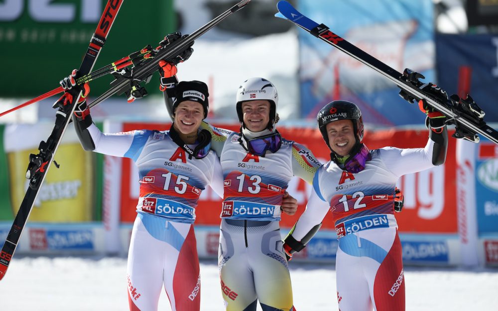 Lucas Braathen (Mitte) heisst der Sieger des Riesenslaloms von Sölden. Der Norweger wird flankiert von Marco Odermatt (links) und Gino Caviezel. – Foto: GEPA pictures