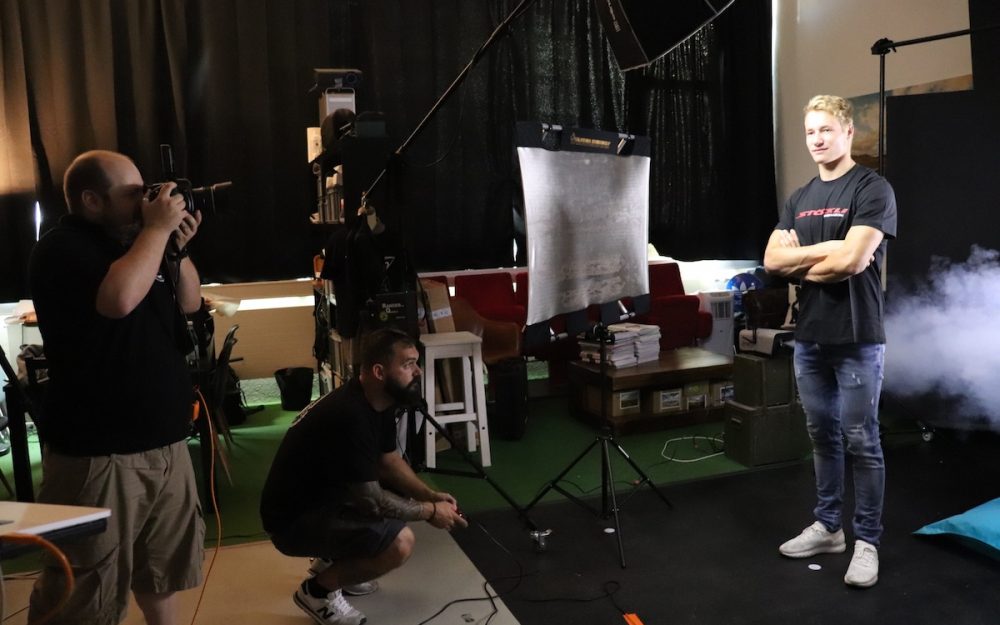 Marco Odermatt – mit Lockerheit an die Sache heran Macht auch als Fotomodell gute Figur: Marco Odermatt bei einem Shooting für seinen Ausrüster Stöckli. – Foto: skinews.ch / peg
