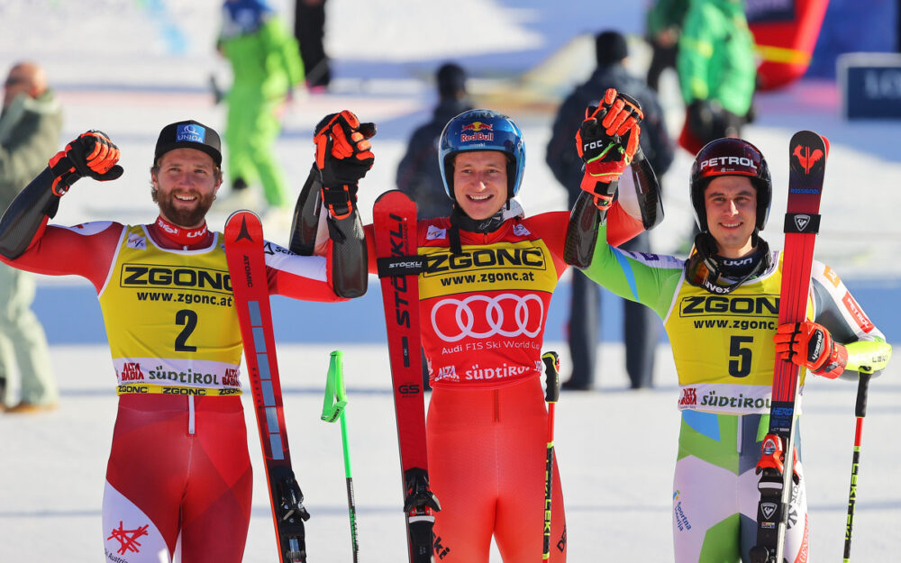 Marco Schwarz (links), Marco Odermatt (Mitte) und Zan Kranjec holen sich die Podestplätze in Alta Badia. – Foto: GEPA pictures