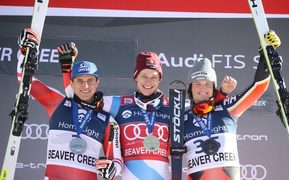 Marco Odermatt (Mitte), Matthias Mayer (links) und Überraschungsmann Broderick Thompson lassen sich feiern. – Foto: GEPA pictures