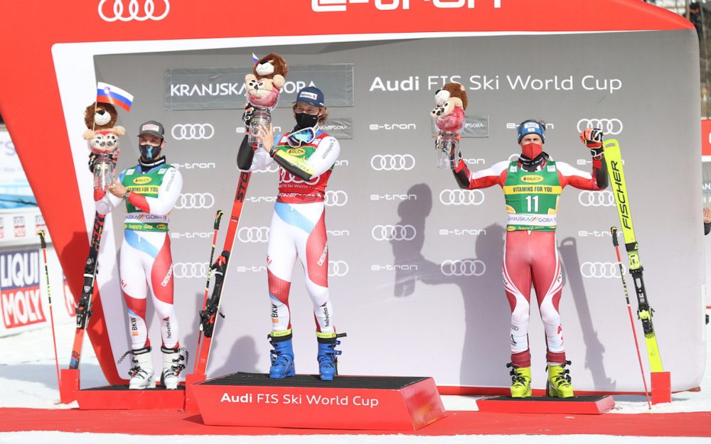 Marco Odermatt (Mitte) feiert mit Loic Meillard (links) und Stefan Brennsteiner (rechts) den Erfolg. – Foto: GEPA pictures