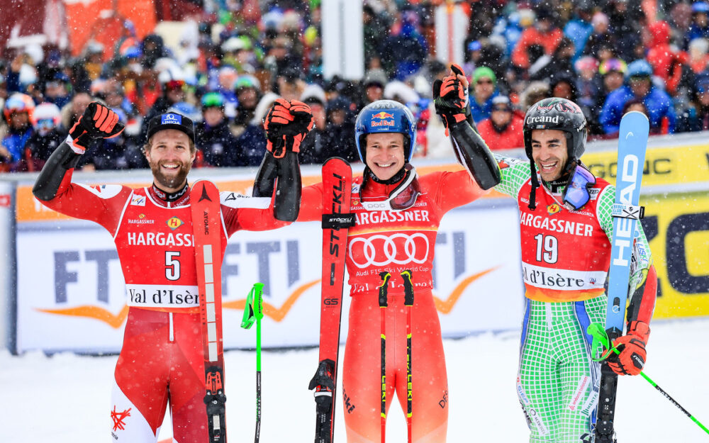 Dreifache Freude im Schneetreiben von Val d'Isère (v.l.): Marco Schwarz (2.), Marco Odermatt (Sieger) und Joan Verdu (3.) . – Foto: GEPA pictures