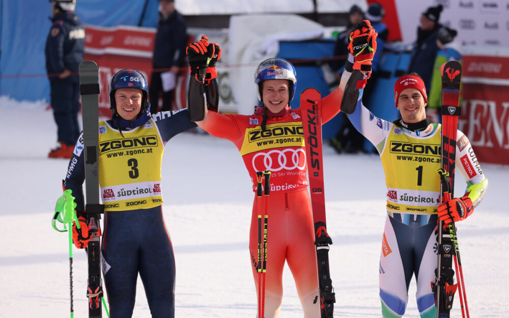 Marco Odermatt (Mitte) gewinnt in Alta Badia vor Henrik Kristoffersen (links) und Zan Kranjec. – Foto: GEPA pictures