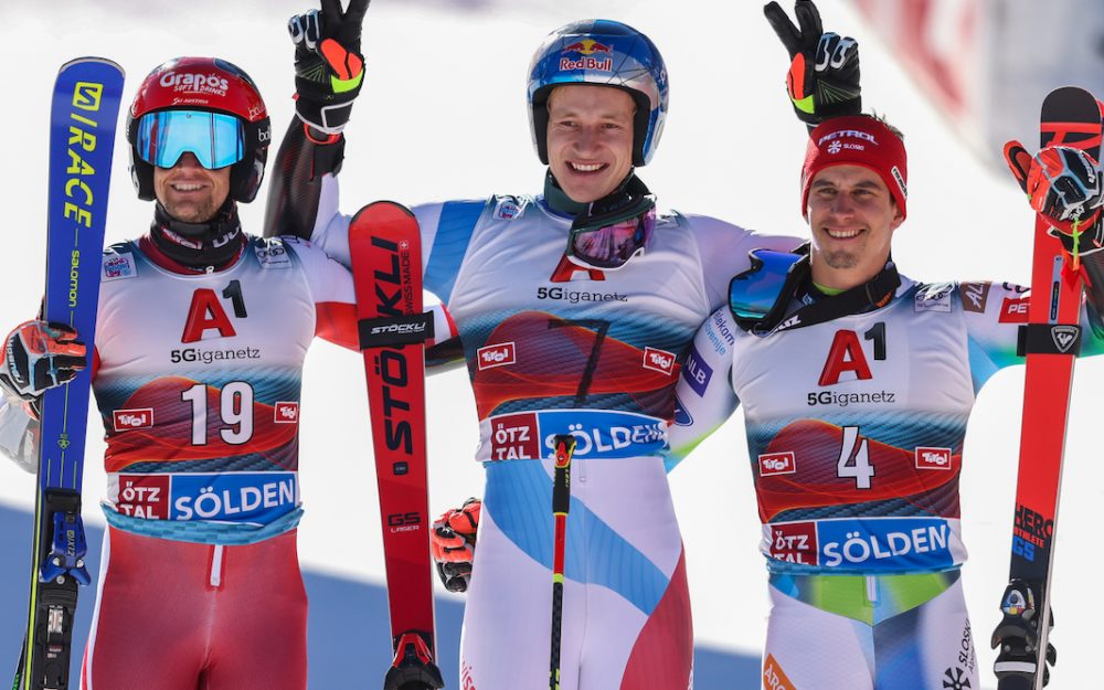 Marco Odermatt startet mit einem Sieg in den Winter Marco Odermatt (mit von Hand bemalter Ersatz-Startnummer) lässt sich von Roland Leitinger (links) und Zan Kranjec feiern. – Foto: GEPA pictures