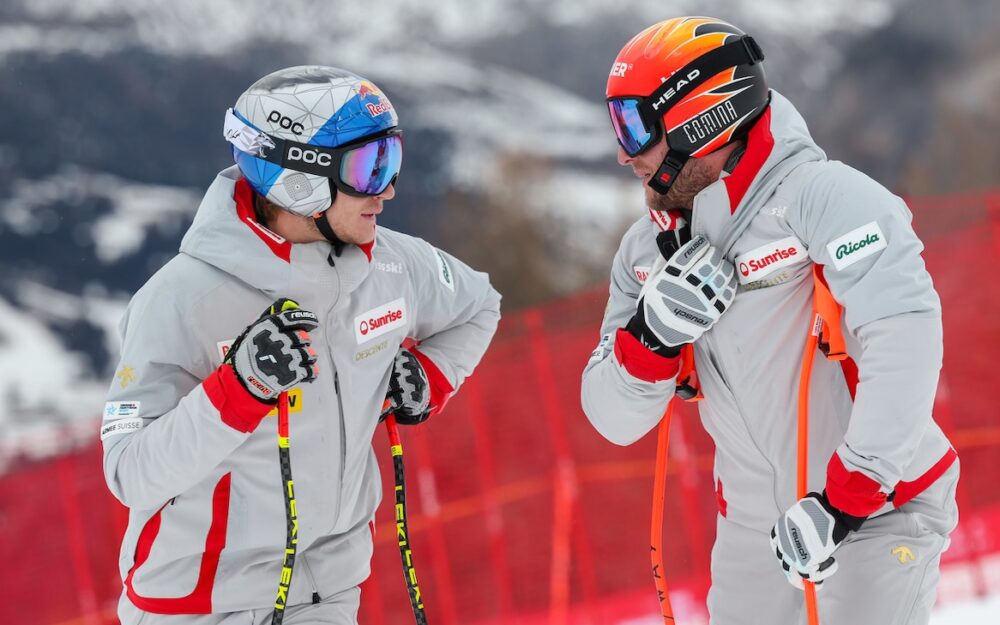 Marco Odermatt (links) und Justin Murisier im Gespräch. – Foto: GEPA pictures