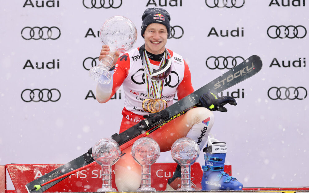 Der Weltcup-Winter endet mit einer Rennabsage und der vierten Kugel für Marco Odermatt Marco Odermatt beendet den Winter 2023/24 mit einer grossen und drei kleinen Kristallkugeln. – Foto: GEPA pictures