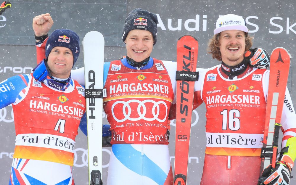 Marco Odermatt gewinnt den Riesenslalom von Val d’Isère Marco Odermatt (Mitte), Alexis Pinturault (links) und Manuel Feller lassen sich in Val d'Isère feiern. – Foto: GEPA pictures