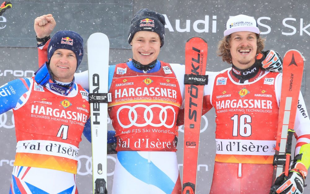 Marco Odermatt (Mitte), Alexis Pinturault (links) und Manuel Feller lassen sich in Val d'Isère feiern. – Foto: GEPA pictures