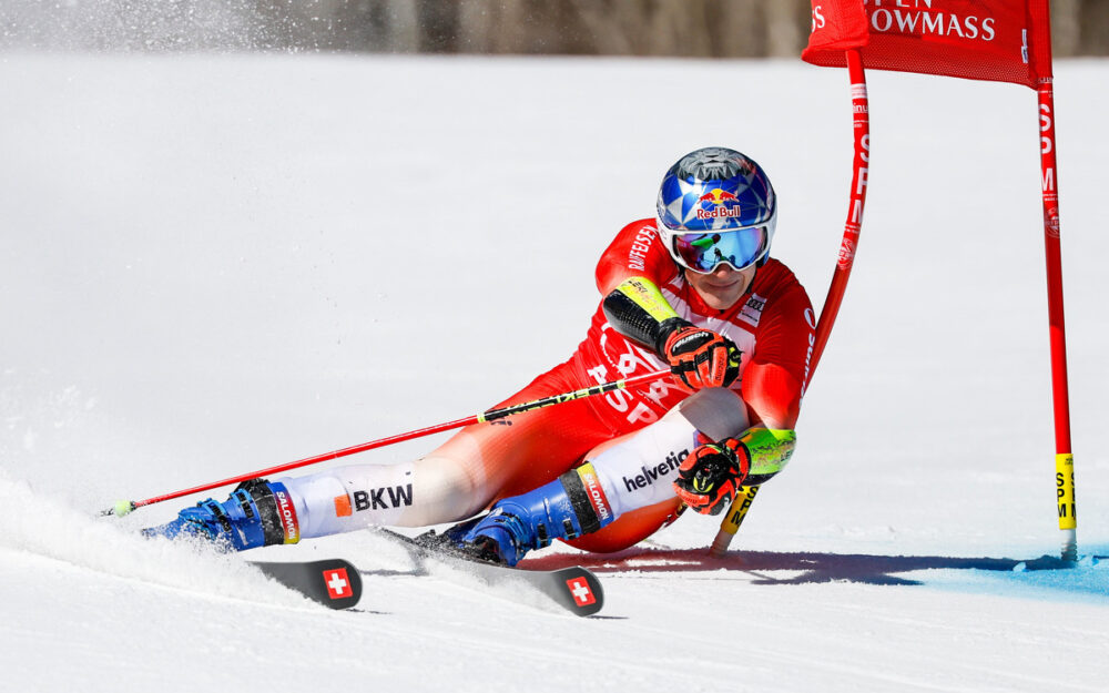 Marco Odermatt unterwegs zur Halbzeitführung beim Weltcup-Riesenslalom von Aspen. – Foto: GEPA pictures