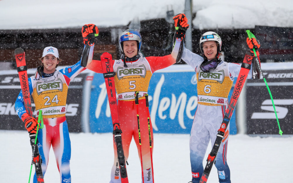 Rekordmann Marco Odermatt holt sich in Alta Badia den 41. Weltcup-Sieg Leo Anguenot, Marco Odermatt und Alexander Steen Olsen (v.l.) lassen sich im Schneetreiben von Alta Badia feiern. – Foto: GEPA pictures