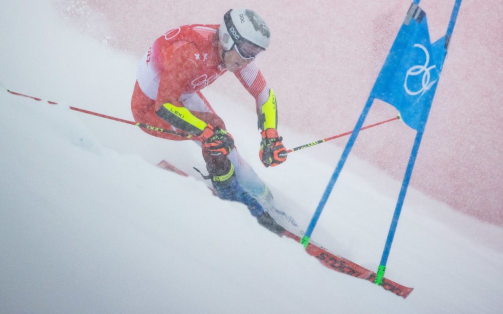 Marco Odermatt führt – eine Wimpernschlag-Entscheidung kündigt sich an Marco Odermatt kämpft sich durch das Schneetreiben von Yanqing. – Foto: GEPA pictures