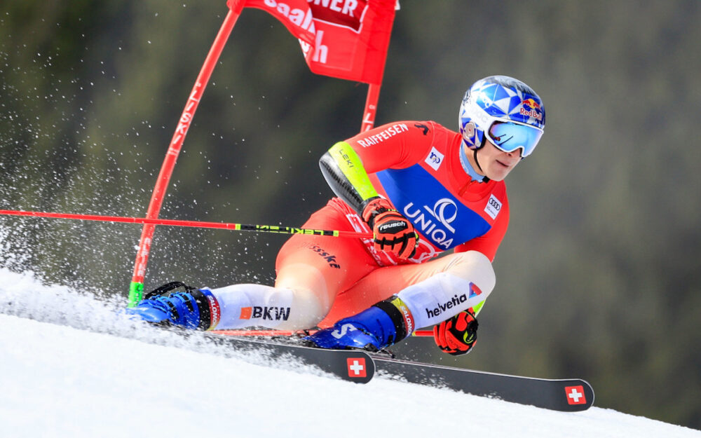 Marco Odermatt in Saalbach unterwegs zur Laufbestzeit im zweitletzten Riesenslalom-Lauf der Weltcup-Saison 2023/24. – Foto: GEPA pictures