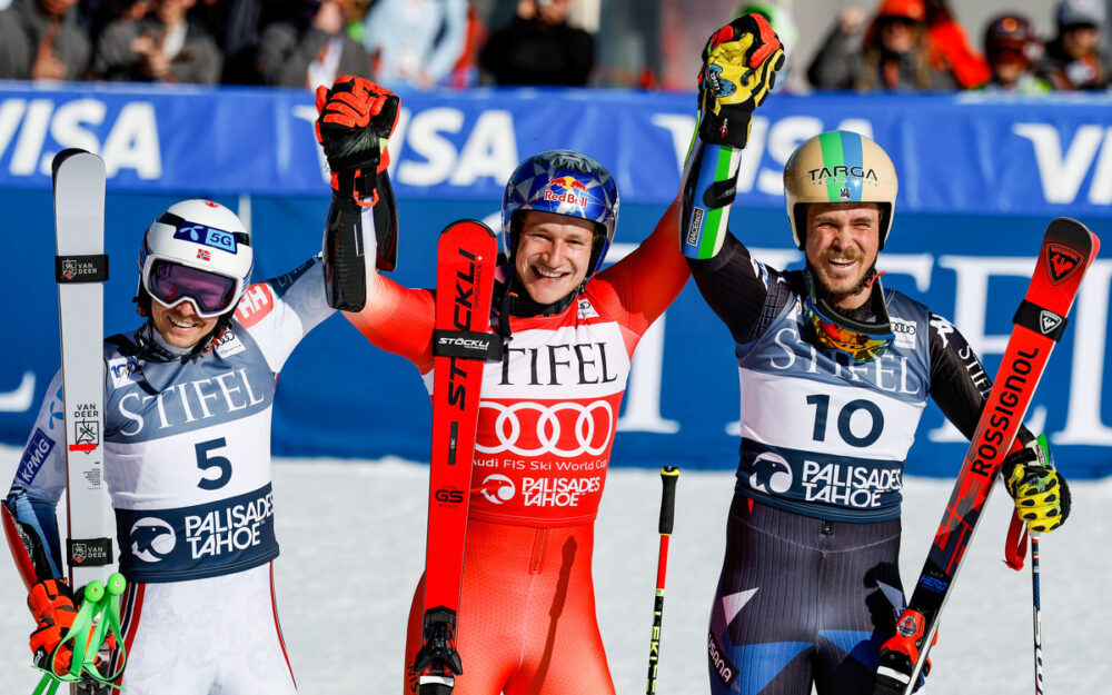 Marco Odermatt (Mitte) gewinnt den Riesenslalom von Palisades Tahoe vor Henrik Kristoffersen (links) und River Radamus. – Foto: GEPA pictures