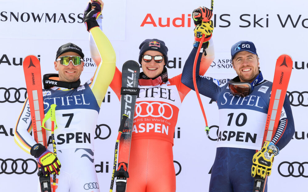 Gemeinsam mit Andreas Sander (links) und Aleksander Aamodt Kilde (rechts) feiert Marco Odermatt seinen nächsten Weltcup-Sieg. – Foto: GEPA pictures