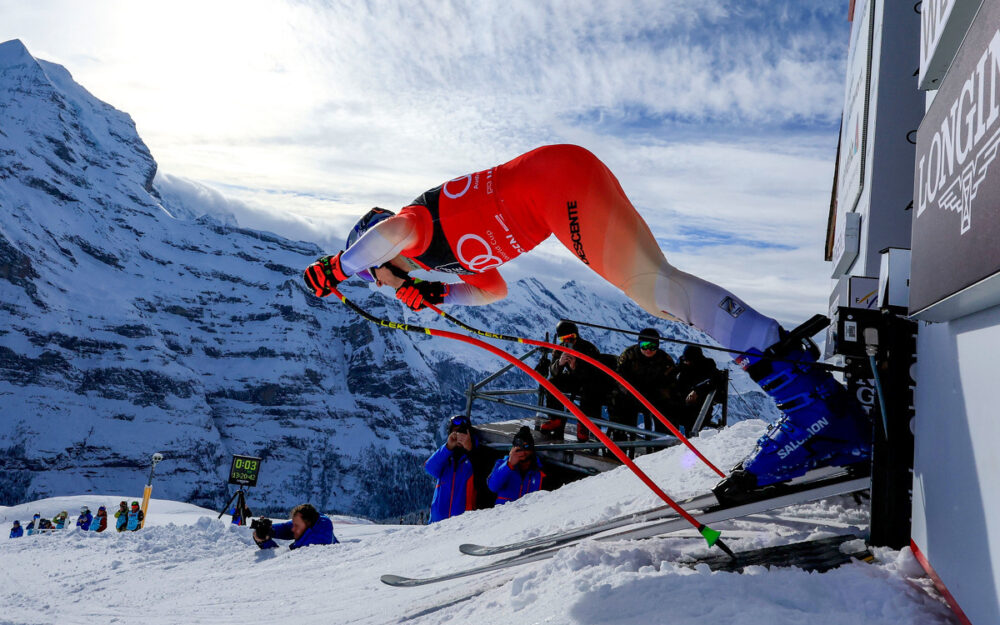 Marco Odermatt stösst sich auf der Lauberhornschulter kraftvoll aus dem Starthaus. – Foto: GEPA pictures